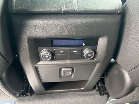 Used 2023 Chevrolet Traverse LT image 21