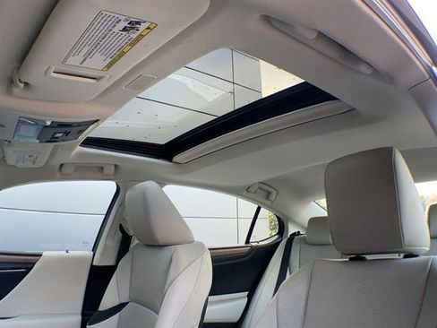 Certified 2025 Lexus ES 300h w/ Premium Package image 22