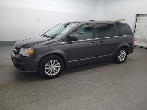 Used 2019 Dodge Grand Caravan SXT image 2
