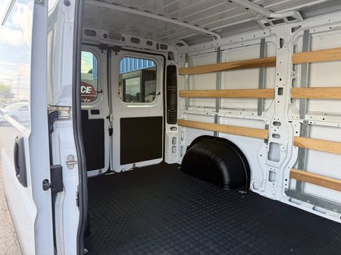 Used 2025 RAM ProMaster 2500 w/ U-Haul Equipment Group FWD image 21