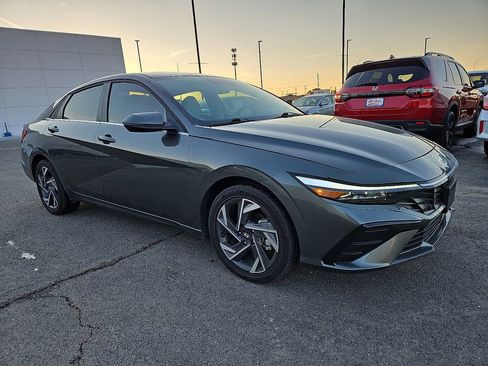 Used 2025 Hyundai Elantra Limited image 10