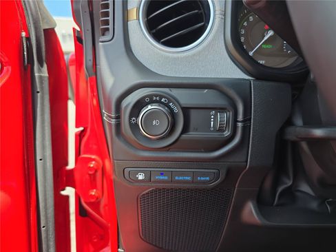 Used 2025 Jeep Wrangler Unlimited Sahara AWD/4WD image 34