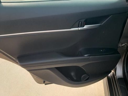 Used 2018 Toyota Camry SE FWD image 13