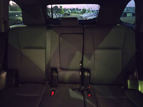 Used 2019 Toyota Highlander LE FWD image 13