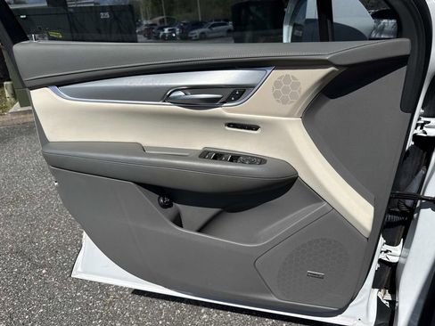 Used 2017 Cadillac XT5 Luxury w/ Driver Awareness Package image 18