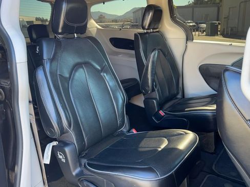 Used 2020 Chrysler Pacifica Limited image 15