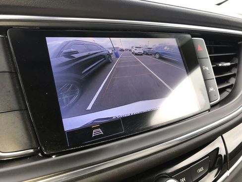 Used 2022 Buick Enclave Essence image 17