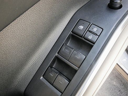 Used 2024 Toyota Highlander XLE FWD image 15