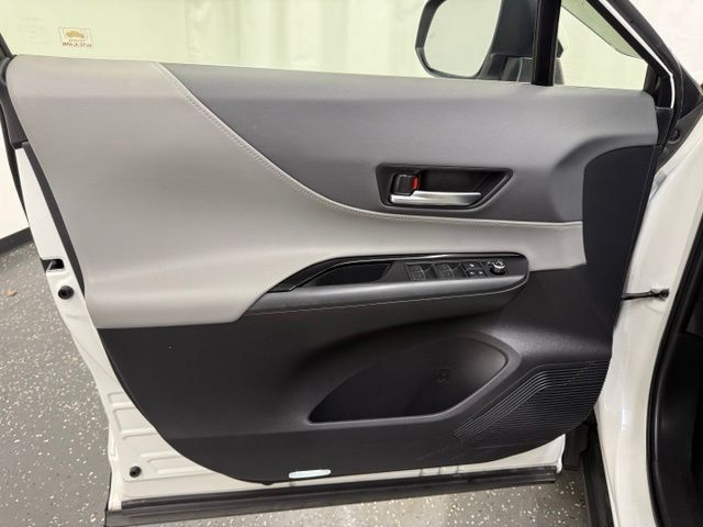 Certified 2021 Toyota Venza LE w/ Carpet Mat Package (TMS) AWD/4WD image 10