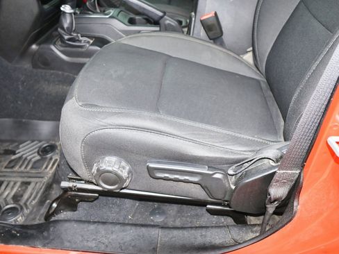 Used 2018 Jeep Wrangler Unlimited Sahara image 9