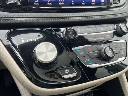 Used 2023 Chrysler Pacifica Limited image 30