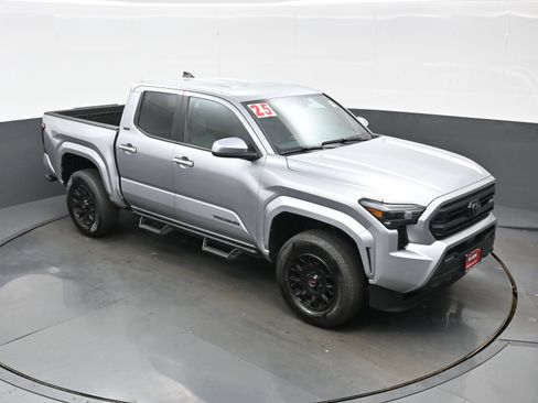 Used 2025 Toyota Tacoma SR5 AWD/4WD image 34