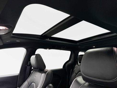 Used 2025 Chrysler Pacifica Limited image 16