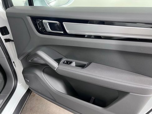 Certified 2023 Porsche Cayenne Platinum Edition AWD/4WD image 18