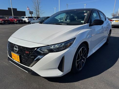 Used 2025 Nissan Sentra SR w/ SR Premium Package image 8