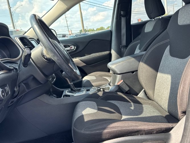 Used 2018 Jeep Cherokee Latitude w/ Cold Weather Group FWD image 16