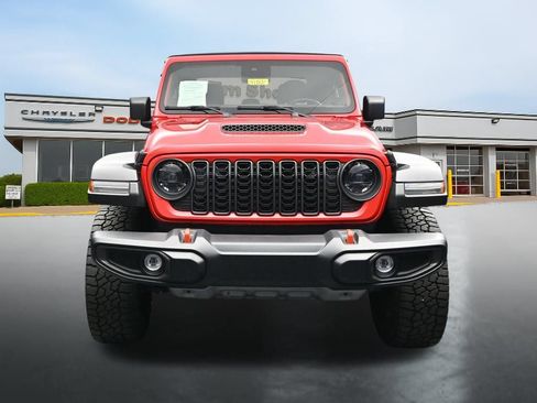 Used 2024 Jeep Gladiator Mojave w/ Convenience Group AWD/4WD image 8
