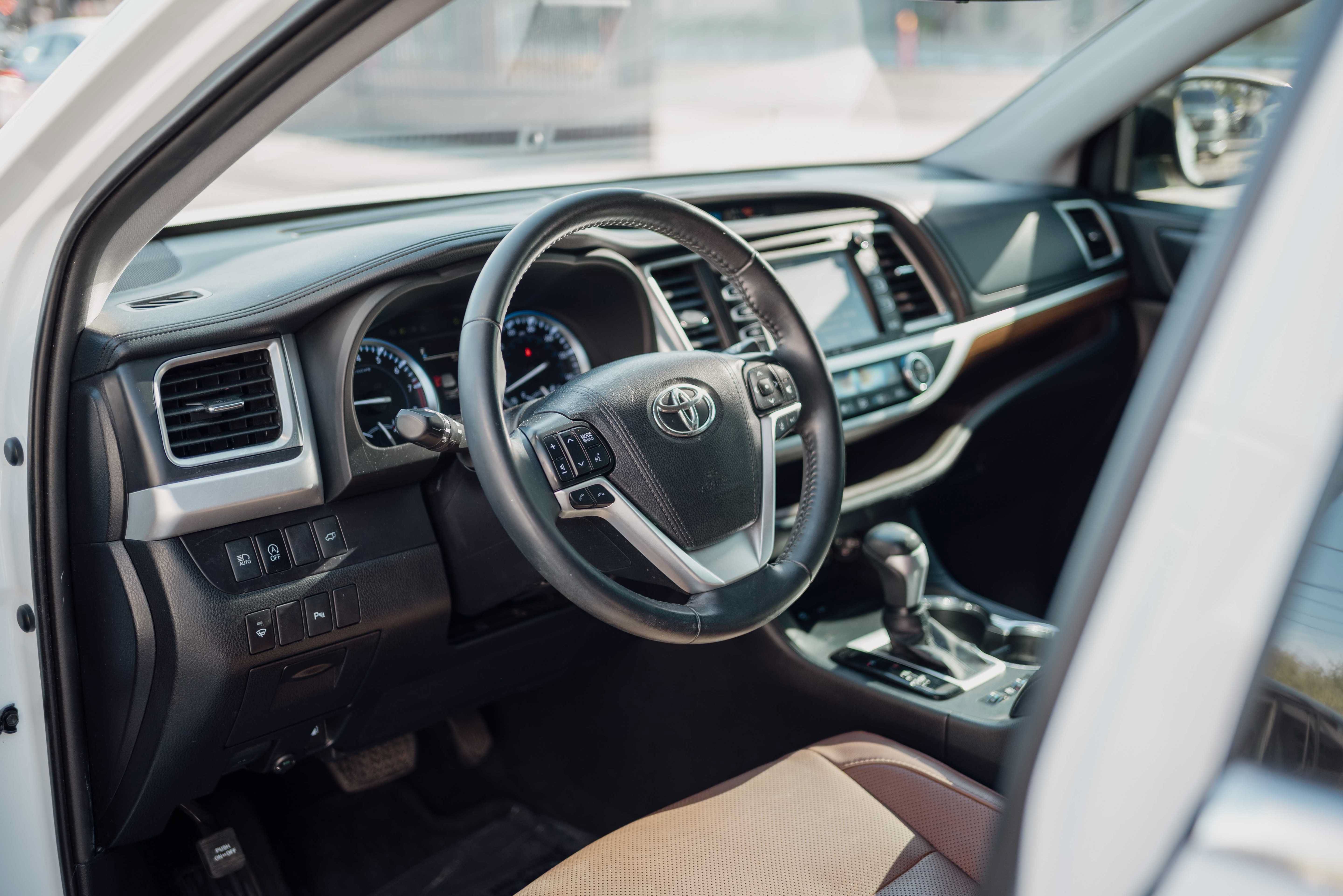 Used 2019 Toyota Highlander Limited w/ Carpet Mat Package (TMS) FWD image 6