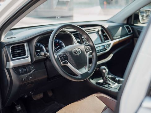 Used 2019 Toyota Highlander Limited w/ Carpet Mat Package (TMS) FWD image 6