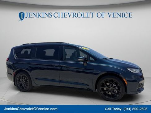 Used 2022 Chrysler Pacifica Touring-L w/ Uconnect Theater Family Group AWD/4WD image 2