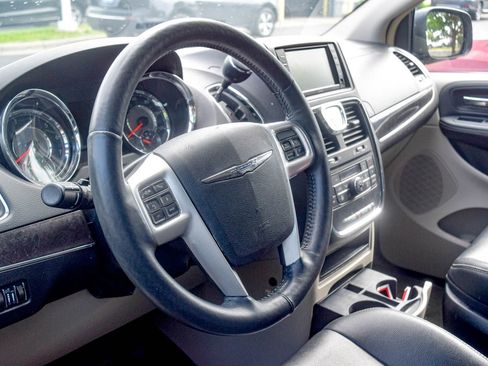 Used 2016 Chrysler Town & Country Touring w/ Driver Convenience Group FWD image 21