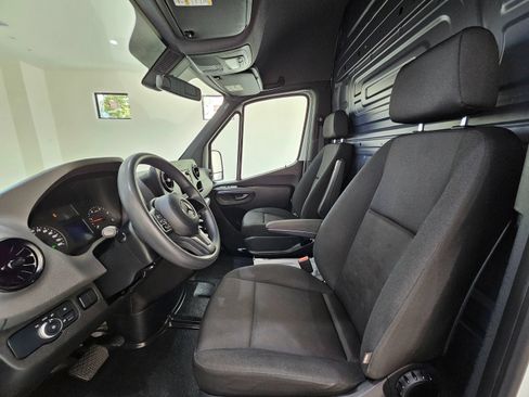 Used 2022 Mercedes-Benz Sprinter 2500 image 18