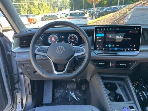 New 2025 Volkswagen Tiguan SE image 18