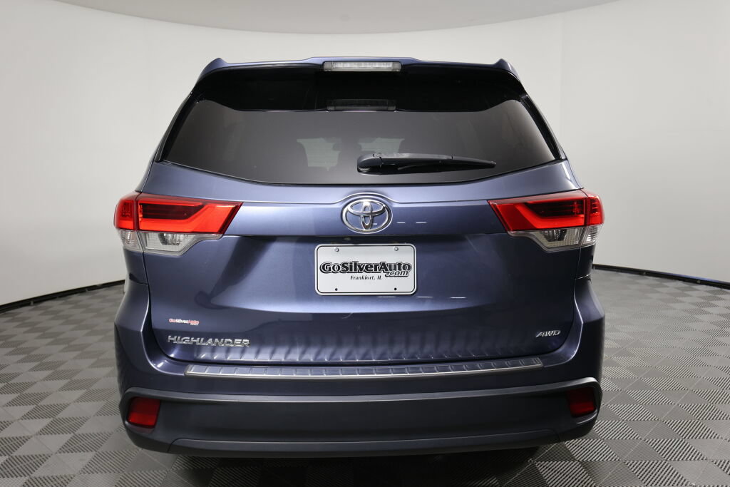 Used 2017 Toyota Highlander LE AWD/4WD image 3