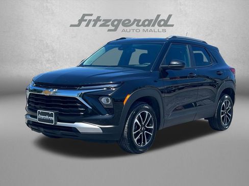 Used 2025 Chevrolet TrailBlazer LT AWD/4WD image 2