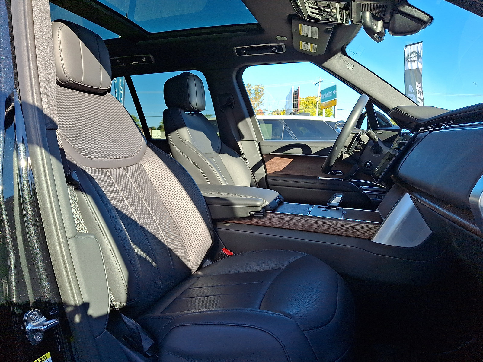 Certified 2025 Land Rover Range Rover SE AWD/4WD image 20