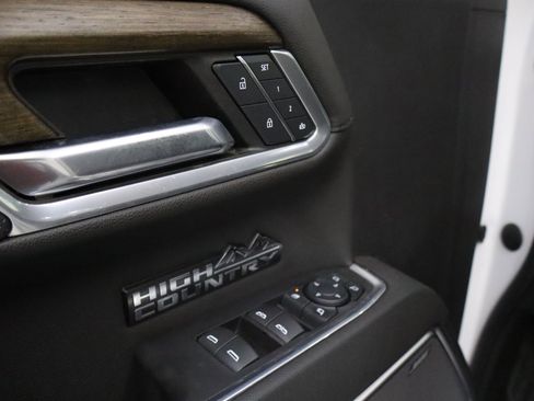 Used 2022 Chevrolet Silverado 1500 High Country w/ Technology Package image 12