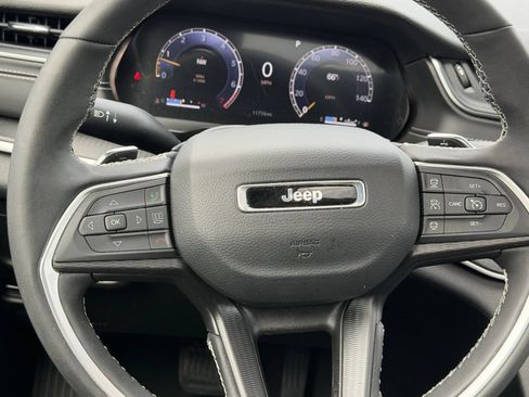 Used 2025 Jeep Grand Cherokee Altitude AWD/4WD image 11