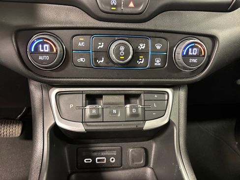 Used 2023 GMC Terrain SLT image 35