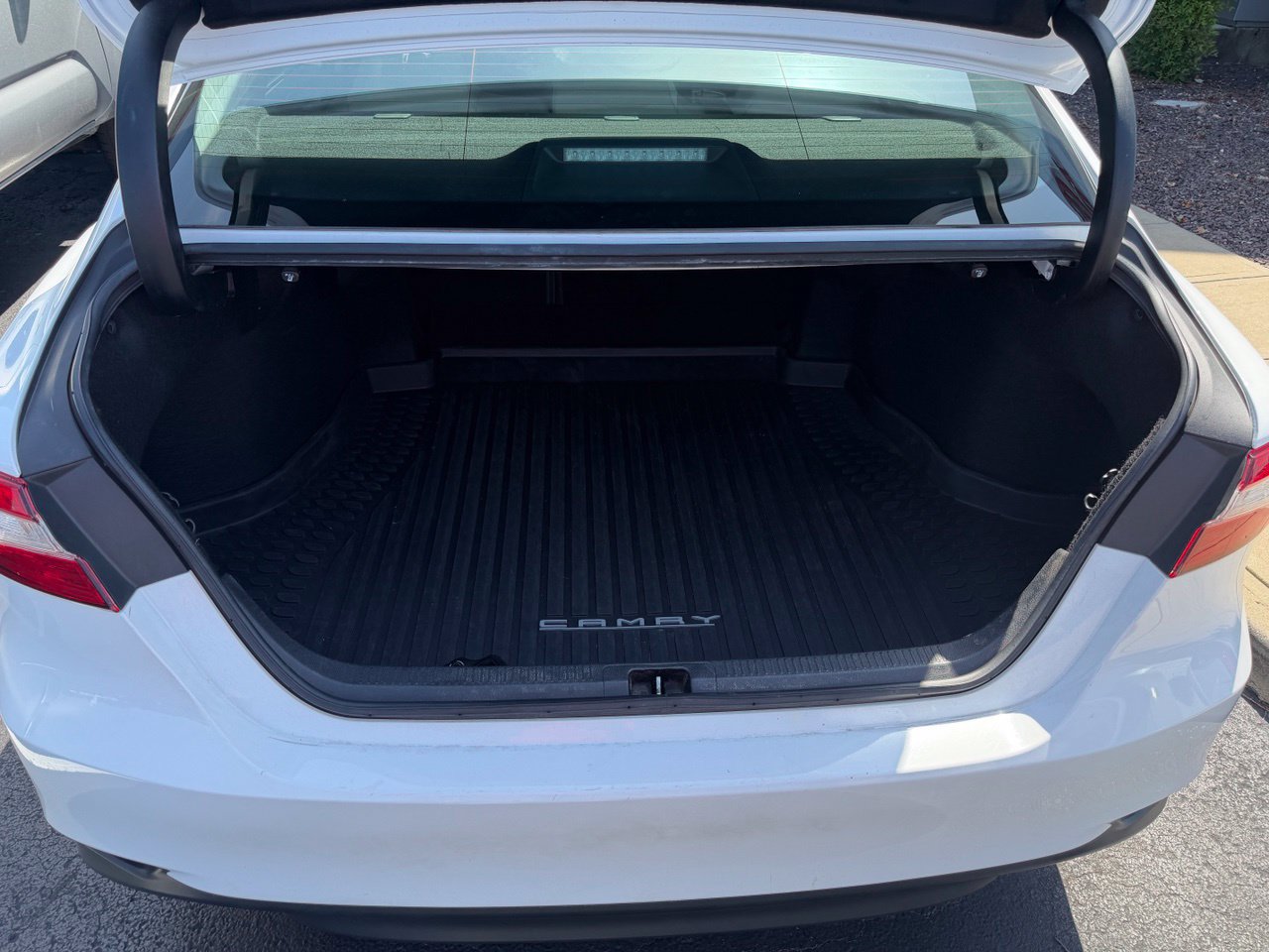 Used 2019 Toyota Camry LE w/ Convenience Package FWD image 5