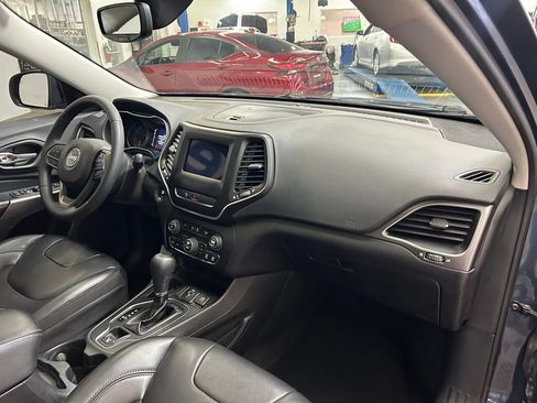 Used 2020 Jeep Cherokee Latitude Plus w/ Comfort/Convenience Group FWD image 17