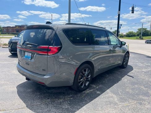Used 2023 Chrysler Pacifica Touring-L w/ Uconnect Theater Family Group AWD/4WD image 3