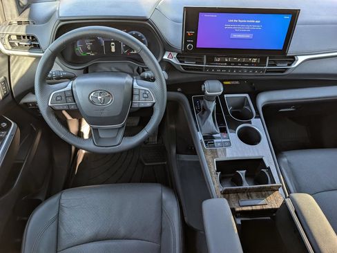 Used 2025 Toyota Sienna Limited AWD/4WD image 21