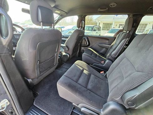 Used 2018 Dodge Grand Caravan SE image 36