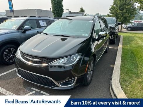 Used 2018 Chrysler Pacifica Limited w/ Tire & Wheel Group FWD image 3