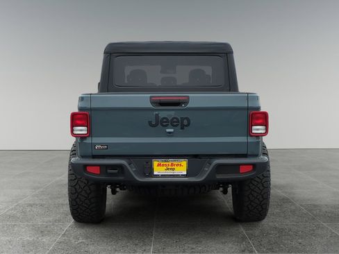 Used 2025 Jeep Gladiator Sport image 4