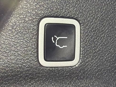 Used 2025 Chrysler Pacifica Select FWD image 18