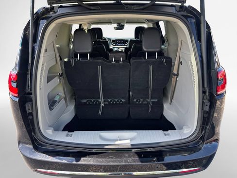 Used 2024 Chrysler Pacifica Touring-L FWD image 23