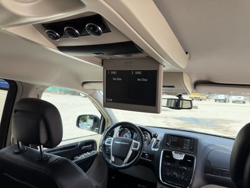 Used 2015 Chrysler Town & Country Touring-L w/ Driver Convenience Group FWD image 12