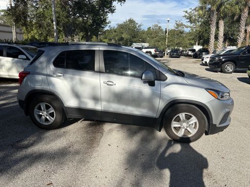 Used 2022 Chevrolet Trax LT w/ LT Convenience Package FWD image 8