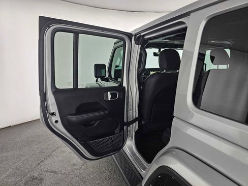 Used 2023 Jeep Wrangler Unlimited Sahara AWD/4WD image 15