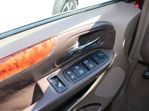 Used 2013 Chrysler Town & Country Touring image 10