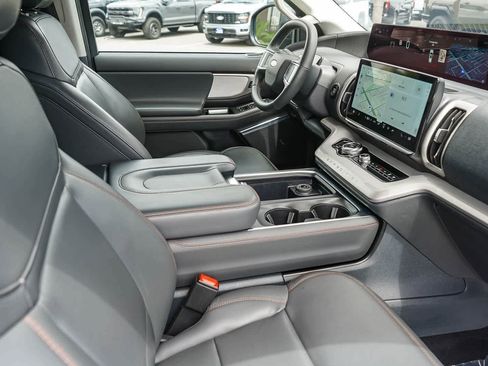 Used 2025 Ford Expedition Active RWD image 17