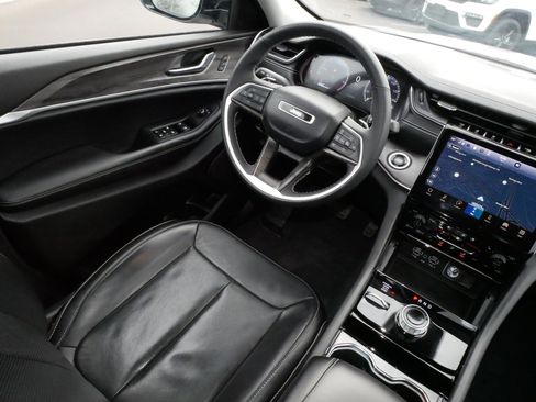 Used 2023 Jeep Grand Cherokee Limited w/ Luxury Tech Group II image 9