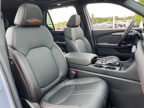 Used 2025 Honda Pilot TrailSport image 31