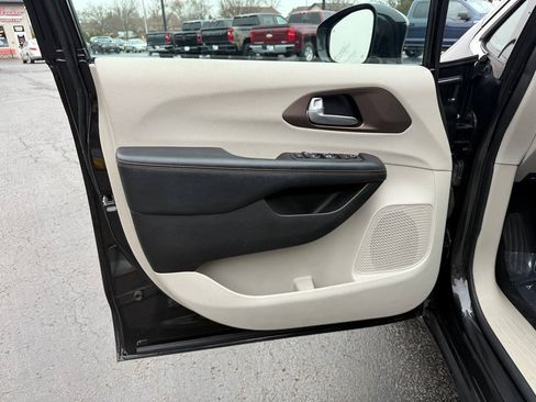 Used 2017 Chrysler Pacifica Touring-L FWD image 20